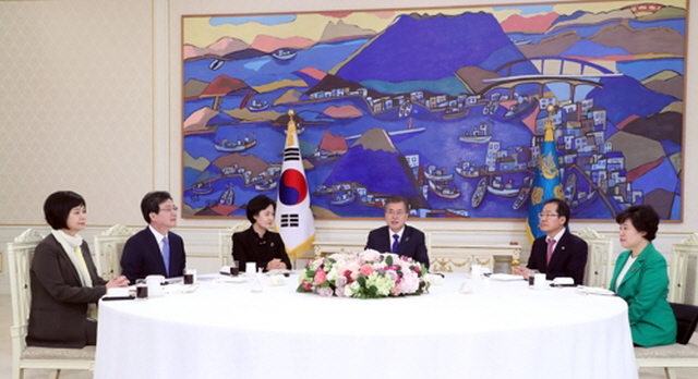 ▲ 문재인 대통령이 7일 여야 5당 대표와 청와대에서 회동하고 있다. ⓒ연합뉴스