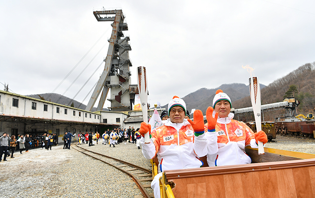 ▲2018 평창동계패럴림픽 광부인차 탑승 이색 성화봉송식이 7일 대한민국 산업 근대화를 이끈 석탄산업의 현장이자 광부들의 삶과 애환이 담긴 석탄문화의 상징인 정선군 옛 사북광업소 사북석탄역사체험관에서 열리고 있다. ⓒ정선군