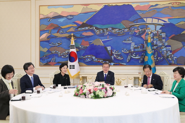 ▲문재인 대통령과 여야 5당 대표가 7일 청와대 본관에서 회동을 하고 있다. ⓒ청와대
