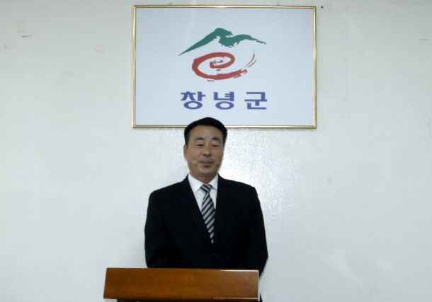 ▲8일 창녕군청 브리핑룸에서 창녕군수 출마 예정자인 김상규 예비후보가 무소속 출마의 의지를 밝혔다. ⓒ프레시안 이철우