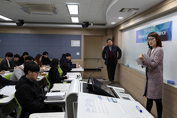 국립 한밭대학교가 국내 최초 정규과목으로 개설한 ‘인공지능윤리’ 강의에서 김효은 교수(우측)와 김창화 교수(좌측)가 팀티칭을 통해 수업을 진행하고 있다.
