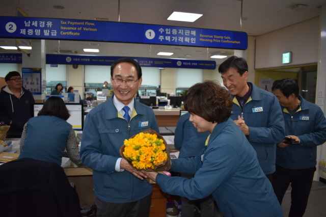 ▲권민호 거제시장이 지난 7일 각 실국을 찾아 마지막 퇴임 인사를 하며 감사의 꽃다발을 받고 환하게 웃고 있다ⓒ