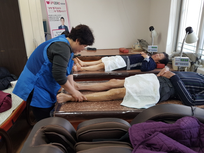 ▲영암군은 지난 6일부터 오는 6월 21일까지 심뇌혈관질환예방관리를 위해 ‘발 마사지 체험교실’을 운영한다.