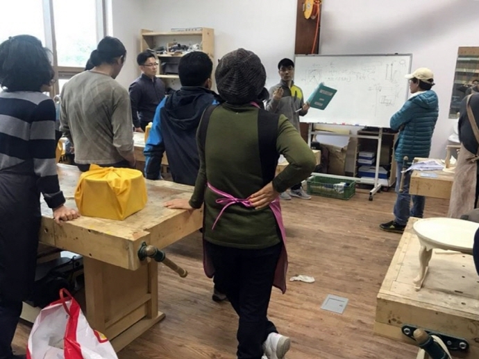 ▲장흥군은 이달 4일부터 우드랜드에서 수강생 30여명을 대상으로 ‘목공예 교육 프로그램’을 운영한다.