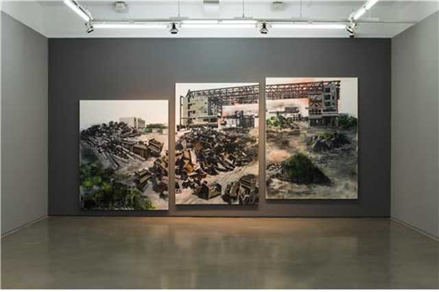 ▲ 이문주, <모래산건설>,캔버스에아크릴,172x344cm,2011.개인소장. 작품 설치 장면 ⓒ일민미술관
