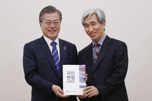 ▲ 문재인 대통령이 지난 13일 정해구 국민헌법자문특별위원장으로부터 개헌 자문안을 받고 있다. ⓒ청와대