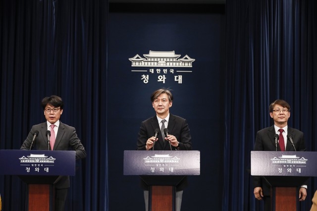 ▲ 조국 청와대 민정수석이 문재인 대통령이 발의할 정부 개헌안을 브리핑하는 모습. ⓒ청와대