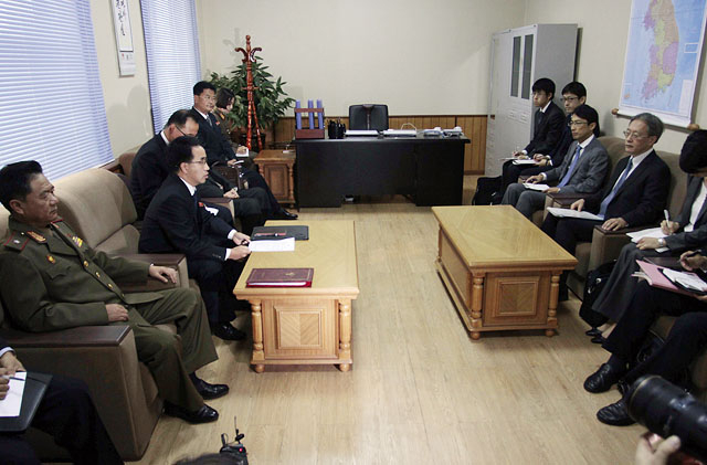 ▲ 지난 2014년 10월 29일 평양을 방문한 일본 대표단이 북측과 납치자 문제에 대해 협의하고 있다. 오른쪽에서 두번째가 일본 대표단 단장 이하라 준이치 일본 외무성 아시아대양주국장, 왼쪽에서 두번째는 특별조사위원회의 일본인 유골 분과를 맡고 있는 김현철 북한 국토환경보호성 국장 ⓒAP=연합뉴스