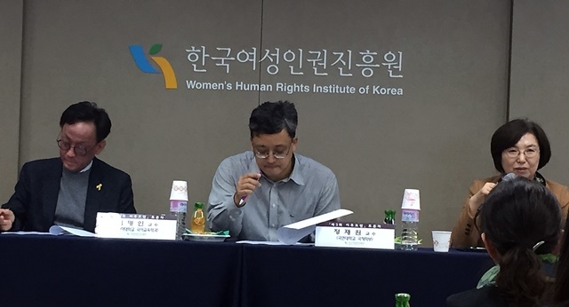 ▲ 3월 27일 한국여성인권진흥원에서 열린 '이후 포럼'에서 김은실 교수(오른쪽), 정재원 교수(가운데), 김명인(교수)가 한국사회의 남성성에 대해 논의했다. ⓒ프레시안(전홍기혜)
