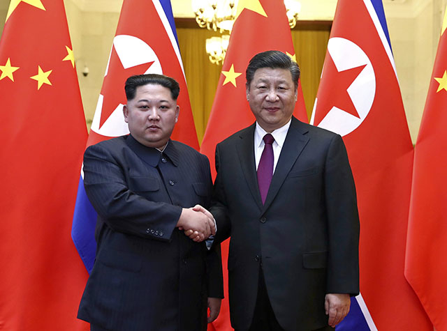 ▲ 26일 중국 수도 베이징에 위치한 인민대회당에서 정상회담을 가진 김정은(왼쪽) 북한 국무위원장과 시진핑 중국 국가 주석이 악수하고 있다. ⓒAP=연합뉴스