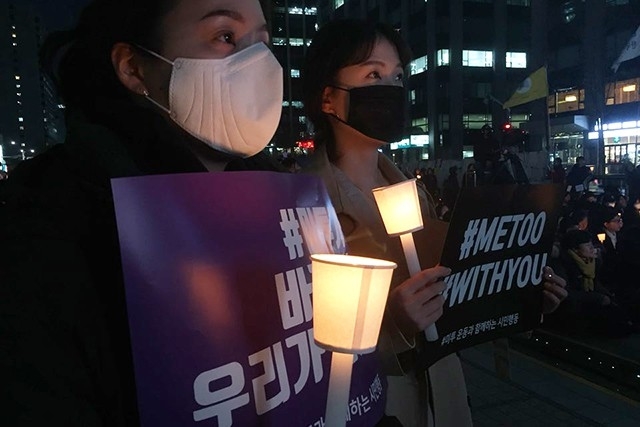 ▲지난 3월 23일 청계광장에서 열린 '성차별-성폭력 끝장·문화제'에 참석한 여성 ⓒ프레시안(박정연)