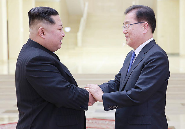 ▲ 지난 3월 5일 평양에 위치한 조선노동당 국무청사에서 정의용(오른쪽) 수석 특사를 비롯한 남한 특사단 일행을 맞이하고 있는 김정은 북한 국무위원장 ⓒ청와대