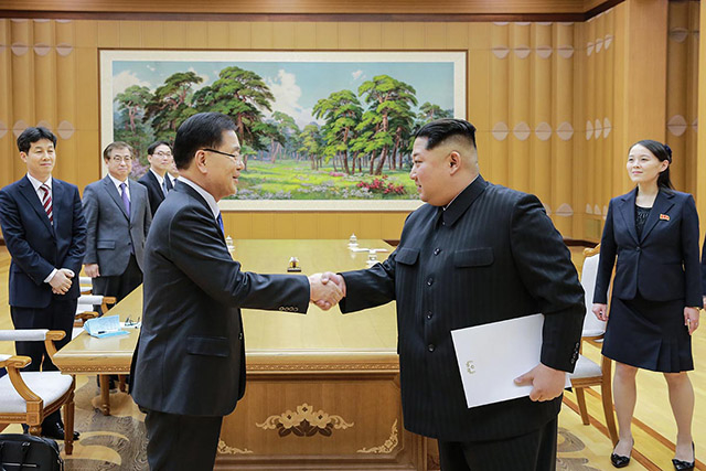▲ 지난 5일 정의용(오른쪽) 수석 특사가 문재인 대통령의 편지를 김정은 북한 국무위원장에게 전달한 뒤 악수하고 있다. ⓒ청와대