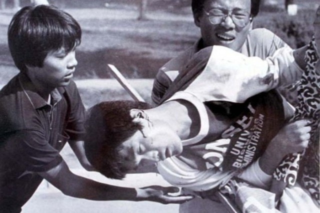 ▲ 1987년 6월 9일 이한열 열사가 최루탄을 맞은 직후의 모습. 이한열기념사업회는 6월 민주항쟁 30주년을 맞아 지난해 6월 네이선 벤 <내셔널지오그래픽> 사진기자가 촬영한 당시 현장 사진을 공개했다. ⓒ이한열기념사업회
