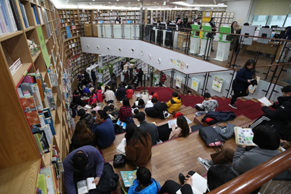 ▲ 올해는 '2018 함께 읽는 책의 해'다. 지난 1월 28일 서울 중구 서울도서관을 찾은 시민이 책을 읽는 모습. ⓒ연합뉴스