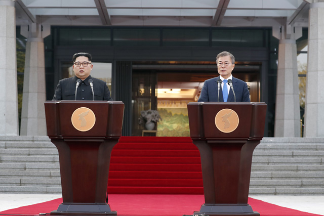 ▲ 27일 판문점 남측지역 평화의 집 앞에서 정상회담 이후 판문점 선언을 공동 발표하고 있는 문재인(오른쪽) 대통령과 김정은 북한 국무위원장 ⓒ판문점 공동 취재단