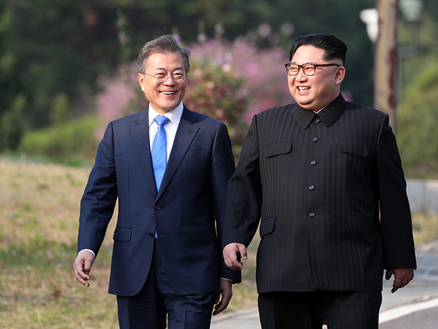 ▲ 지난 4월 27일 판문점 남측지역 평화의 집에서 정상회담을 가진 문재인(왼쪽) 대통령과 김정은 북한 국무위원장이 판문점 내에서 수행원 없는 산책에 나서고 있다. ⓒ판문점 공동 취재단