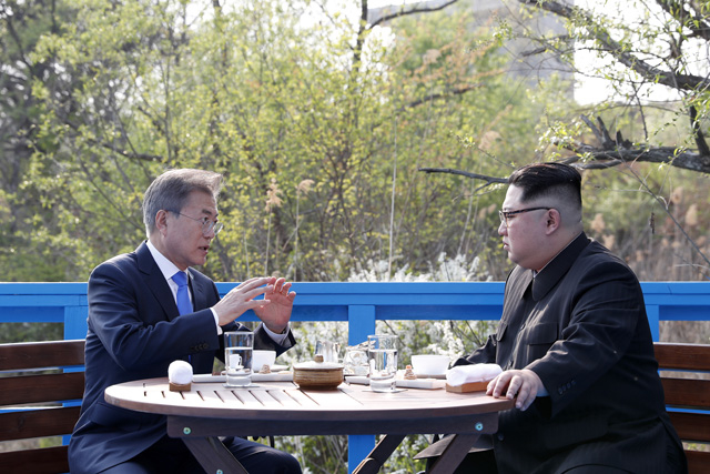 ▲ 4월 27일 판문점에서 열린 남북 정상회담에서 문재인(왼쪽) 대통령과 김정은 북한 국무위원장이 배석자 없는 단독 회동을 하고 있다. ⓒ판문점 공동 취재단