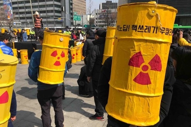 ▲ 지난 3월 10일 서울 광화문광장에서 진행된 '후쿠시마 핵발전소 사고 7주기, 핵쓰레기 너머 나비 날다' 행사. ⓒ환경운동연합