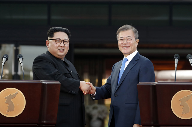 ▲ 지난 4월 27일 정상회담을 가진 문재인(오른쪽) 대통령과 김정은 북한 국무위원장이 판문점 '평화의 집' 앞에서 공동 기자회견을 열고 '판문점 선언'의 의미에 대해 발표했다. ⓒ판문점 공동 취재단
