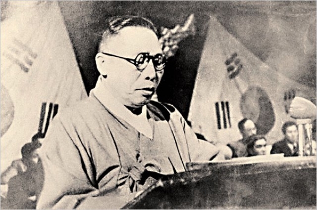 ▲ 백범 김구 선생이 1948년 4월 평양 모란봉 극장에서 개최된 남북협상회의에서 축사를 하고 있다. ⓒgoogle.com