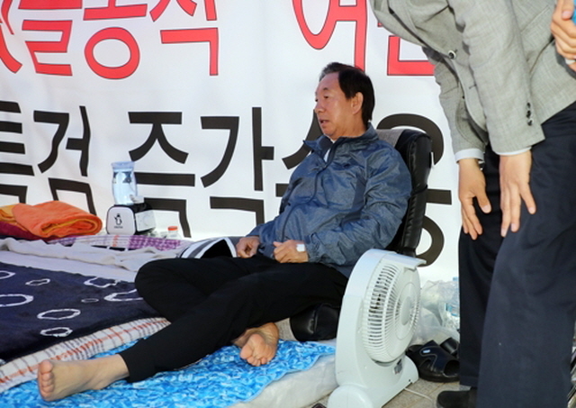 ▲ '드루킹 특검'을 요구하며 국회 앞에서 지난 10일 단식 농성을 하던 자유한국당 김성태 원내대표. ⓒ연합뉴스