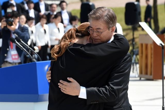 ▲ 문재인 대통령이 지난해 제37주년 5·18 민주화운동 기념식에서 '유족의 편지'를 낭독한 김소형 씨를 위로하고 있다. ⓒ청와대사진기자단