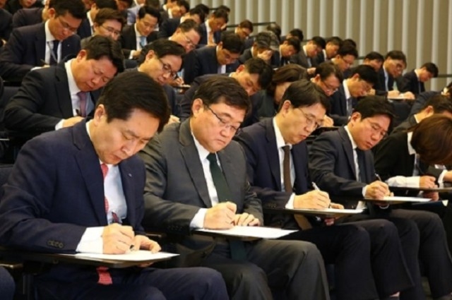 ▲ 삼성증권 임직원 200여 명은 지난 4월 15일 '삼성증권 배당 사고'와 관련해 자성결의대회를 갖고 자필 반성문을 썼다. ⓒ