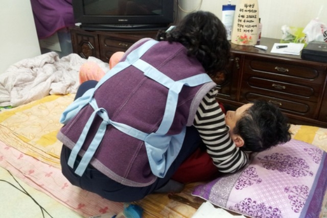 ▲ 재가요양보호사가 일흔이 넘은 어르신을 부축하고 있다. ⓒ연합뉴스