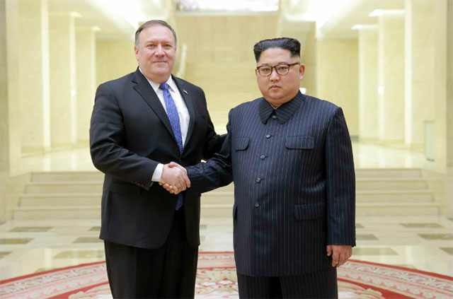 ▲ 9일 평양을 찾은 마이크 폼페이오(왼쪽) 미국 국무장관이 김정은 북한 국무위원장과 악수하고 있다. ⓒ노동신문