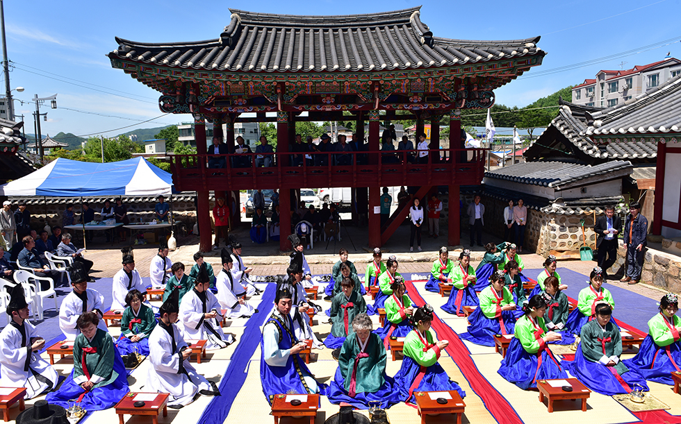 ▲21일 강원 영월군 영월향교에서 세경대학교 학생 24명을 대상으로 문화재청의 2018년도 살아 숨쉬는 향교ㆍ서원 만들기 사업으로 선정된 ‘내가 찾는 행복 과거로 미래로’의 첫 번째 프로그램인 제46회 성년의 날 기념 전통 성년례 행사가 열리고 있다. ⓒ영월군