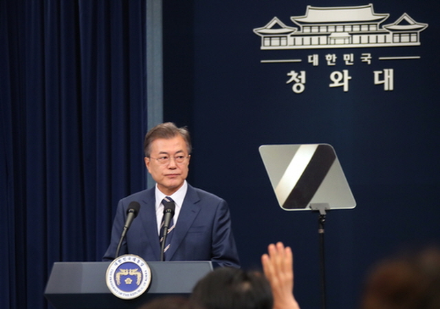 ▲ 문재인 대통령이 27일 청와대 춘추관에서 전날 있었던 남북 정상회담 결과를 설명하며 기자들의 질문을 받고 있다. ⓒ연합뉴스