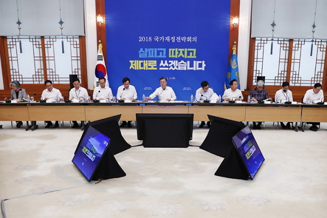 ▲ 문재인 대통령이 지난 5월 31일 청와대에서 '2018 국가 재정 전략 회의'를 열었다. ⓒ청와대
