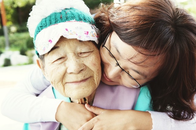 ▲ 어르신과 돌봄노동자 모두가 행복한 돌봄환경을 제도적으로 보장해야 한다. 위 사진은 '서울시어르신돌봄종사자 종합지원센터 2015 공모전' 당선작.