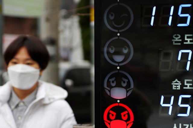 ▲ 환경운동연합 입구에 설치된 미세먼지 측정기. ⓒ환경운동연합