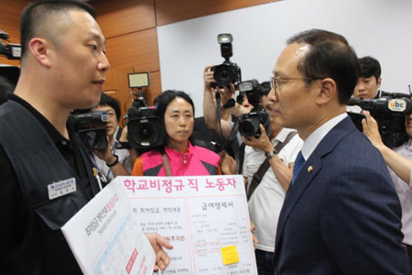 ▲ 더불어민주당 홍영표 원내대표가 30일 울산 시의회에서 민주노총 조합원들과 최저임금법 개정안 통과와 관련해 이야기를 나누고 있다. ⓒ연합뉴스