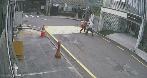 ▲ 서울 강남구 압구정의 한 길가에서 임대료를 두고 갈등을 벌인 건물주와 임차인이 몸싸움을 벌이고 있다. ⓒ연합뉴스