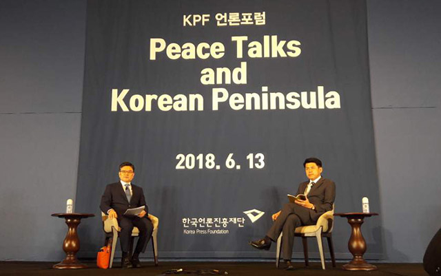 ▲ 13일(현지 시각) 싱가포르 스위소텔 더 스탬포드에서 한국언론진흥재단 주최로 열린 'KPF 언론포럼 : 북미정상회담 평가와 향후 과제'에서 대담하고 있는 고유환(왼쪽) 동국대학교 교수와 김준형 한동대학교 교수 ⓒ한국언론진흥재단