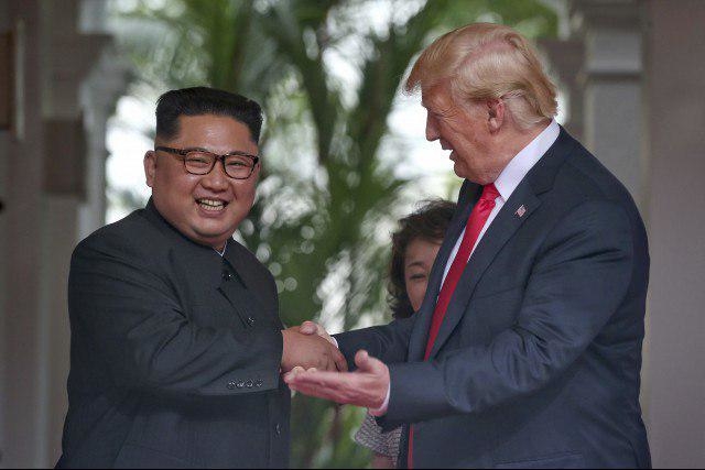▲ 둘은 역사에 '영리한 협상가'로 기록될 것인가. 초유의 북미 정상회담은 상호 신뢰를 쌓는 첫 걸음으로 평가된다. 앞으로는 냉철한 주고받기가 본격적으로 펼쳐질 것으로 보인다. ⓒAP=연합