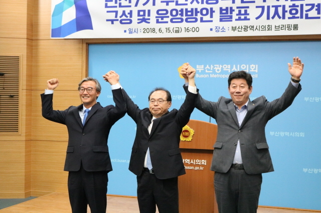 ▲ 좌측부터 전재수 국회의원, 오거돈 부산시장 당선자, 박재호 국회의원. ⓒ프레시안