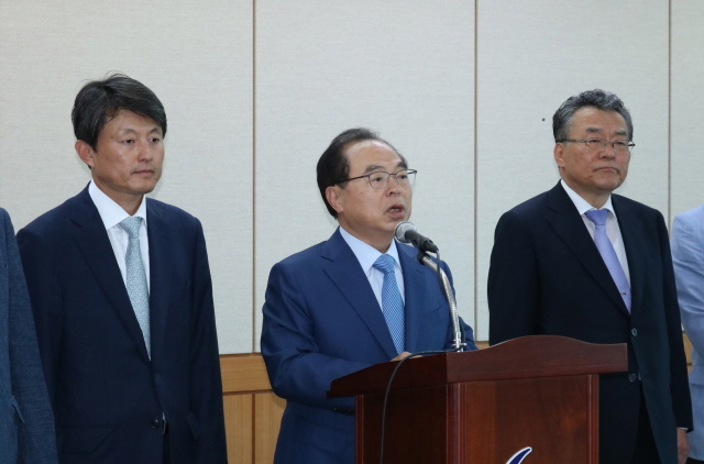 ▲ 가운데 더불어민주당 오거돈 부산시장 당선인을 중심으로 왼쪽 유재수 부산시 경제부시장 내정자, 오른쪽 박상준 부산시 정무특보 내정자. ⓒ프레시안