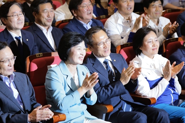 ▲ 더불어민주당 의원들이 6.13 지방선거 출구조사 결과에 환호하고 있다. ⓒ프레시안(최형락)