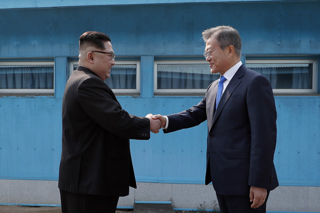 ▲ 지난 4월 27일 판문점에서 정상회담을 가진 문재인(오른쪽) 대통령과 김정은 북한 국무위원장이 회담에 앞서 군사분계선에서 악수하고 있다. ⓒ판문점 공동취재단