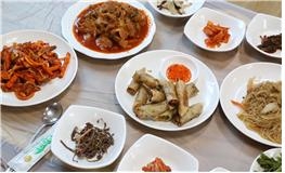 필리핀 전통음식 빤씻과 룸피아 ⓒ펀티비