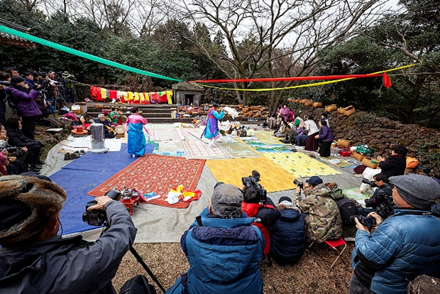▲송당리의 비자림로 길가에 서 있는 ‘濟州神堂之元祖 松堂本鄕堂(제주신당지원조 송당본향당)’ 표석Ⓒ정태균