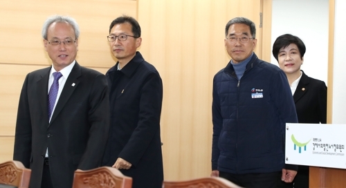 ▲ 지난 1월 31일 오후 서울 종로구 경제사회발전노사정위원회 대회의실에서 열린 '노사정 대표자 6차 회의'에 대표자들이 입장하고 있다. 왼쪽부터 문성현 노사정위원장, 김명환 민주노총 위원장, 김주영 한국노총 위원장, 김영주 고용노동부 장관. ⓒ연합뉴스