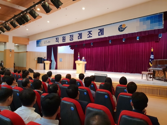 ▲ 9일 오전 9시 부산시청 1층 대강당에서 열린 부산시직원정례조례. ⓒ프레시안
