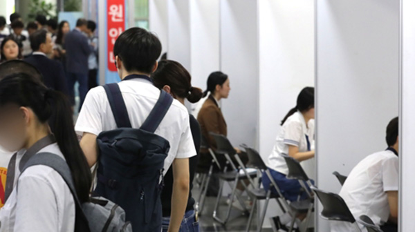 ▲ 기업부스에서 취업상담을 하고 있는 특성화고 학생들. ⓒ연합뉴스