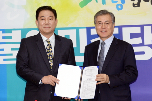 ▲2016년 1월 당시 문재인 더불어민주당 대표가 김병기 전 국정원 인사처장을 대상으로 한 인재영입 발표를 하고 있다. ⓒ프레시안 자료사진