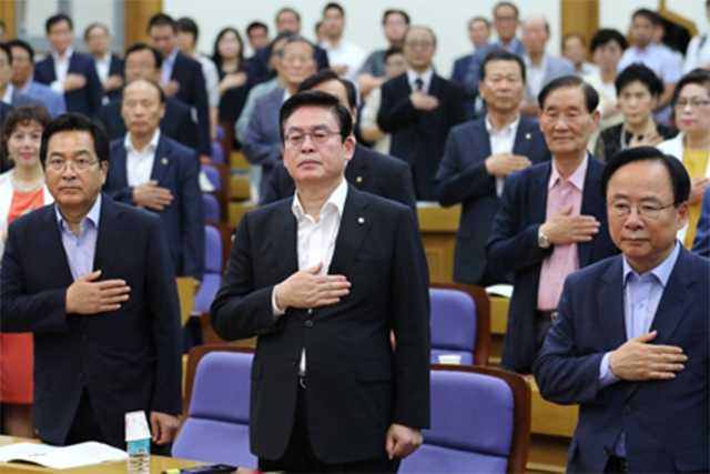 ▲자유한국당 심재철(왼쪽부터), 정우택, 이주영 의원이 11일 오전 국회 의원회관에서 열린 보수정당 '어떻게 재건할 것인가?' 세미나에서 국기에 경례하고 있다. ⓒ연합뉴스
